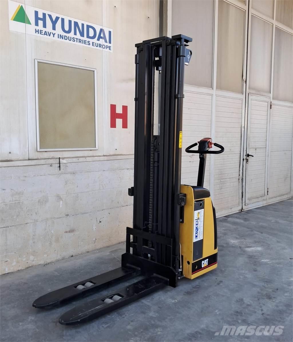 CAT NSP16K Montacargas de baja elevación