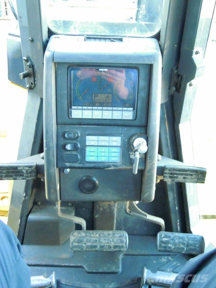 Komatsu D155AX-6 Buldozer sobre oruga