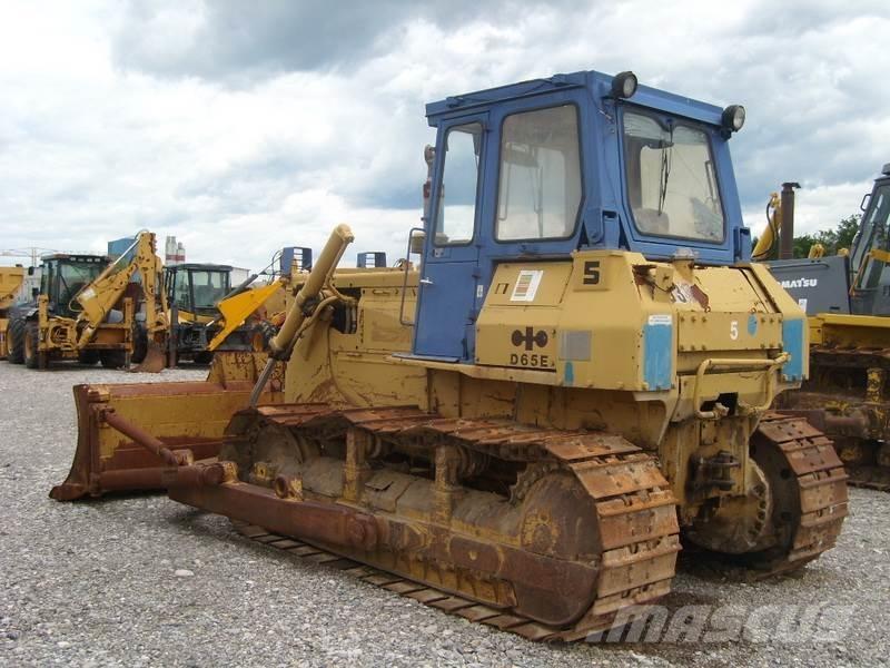 Komatsu D65E-8 Buldozer sobre oruga