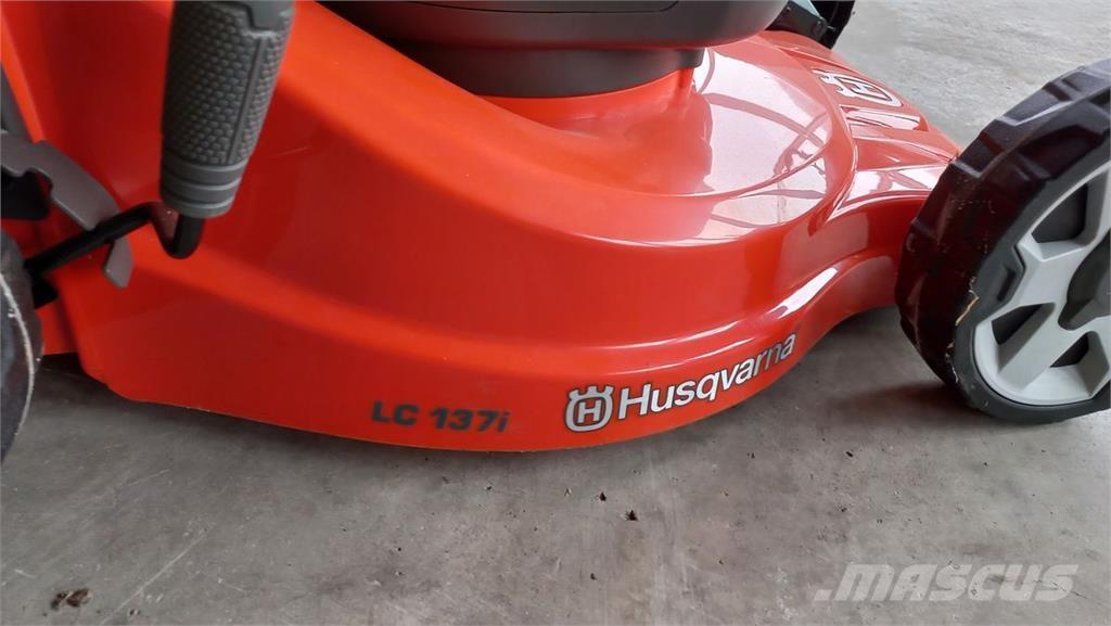 Husqvarna LC 137i Tractores corta-césped