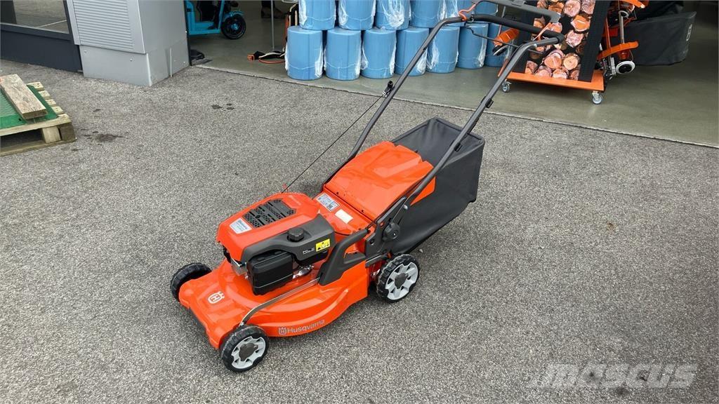 Husqvarna LC 247S Tractores corta-césped