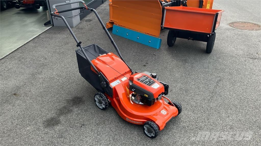 Husqvarna LC 247S Tractores corta-césped