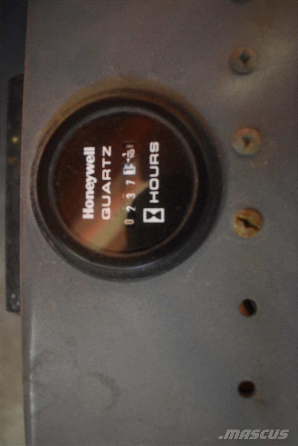 SkyJack SJ-III 3220 Plataformas con brazo de elevación manual