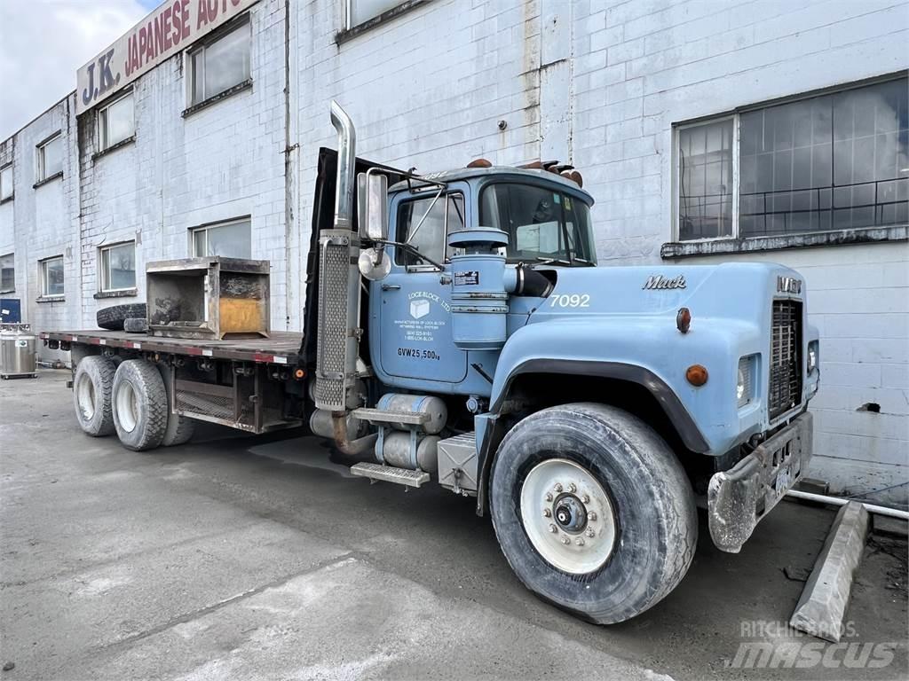 Mack RD690S Maquinarias para servicios públicos