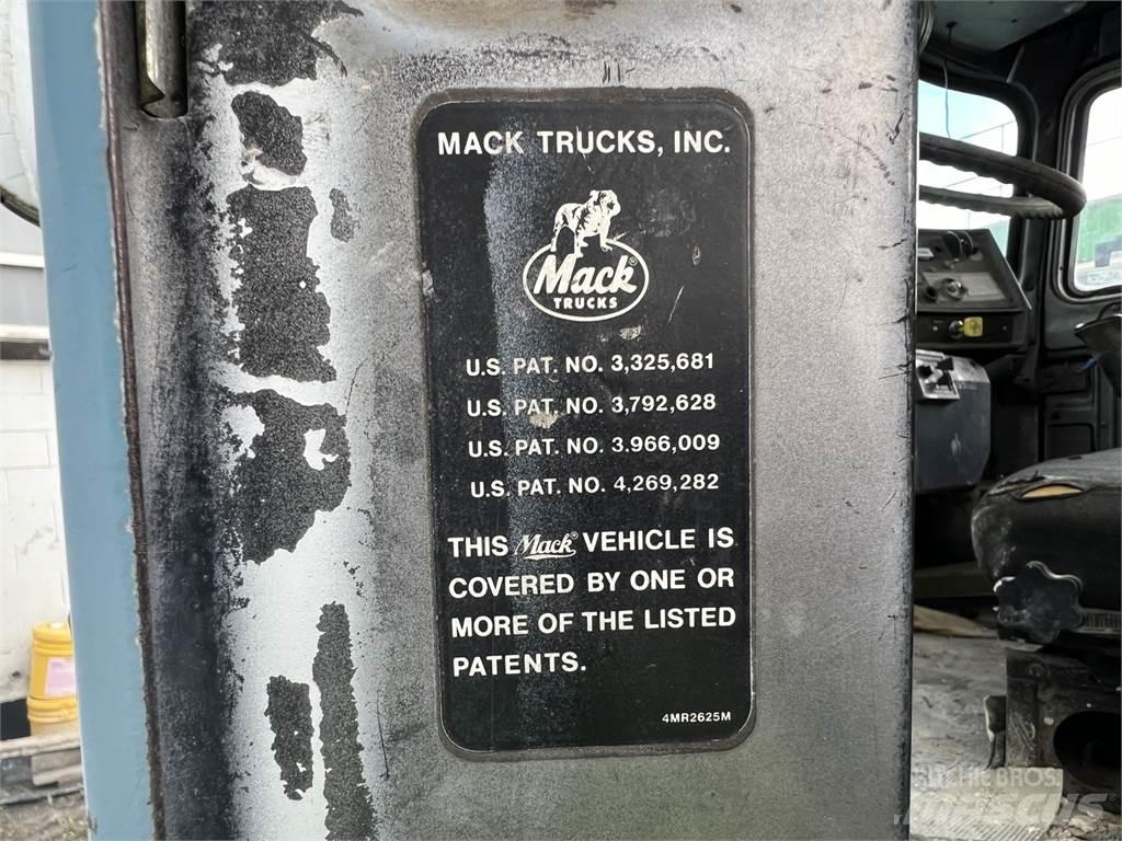 Mack RD690S Maquinarias para servicios públicos