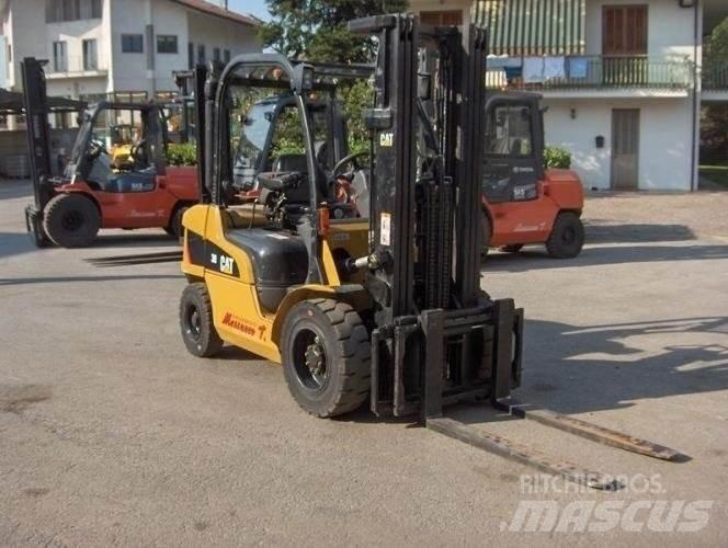 CAT DP30N Camiones diesel