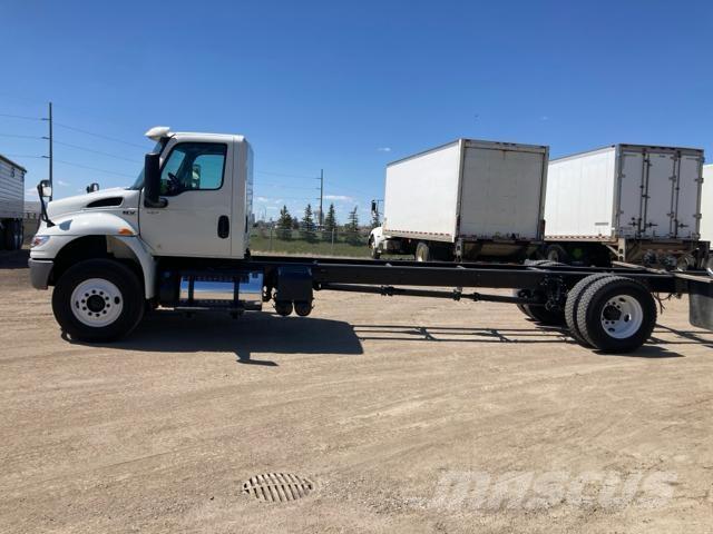 International MV Camiones con chasís y cabina