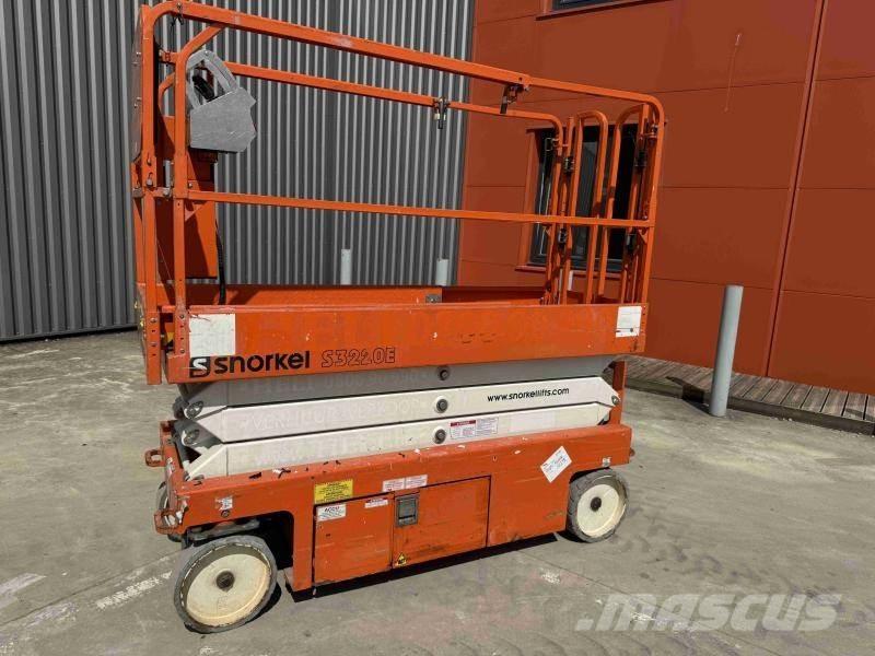Snorkel S3220E Plataformas con brazo de elevación manual