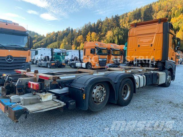 Mercedes-Benz 2542 Camiones con chasís y cabina