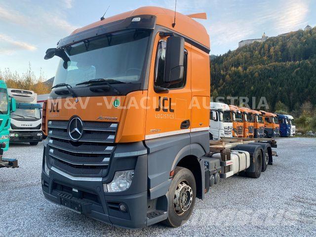 Mercedes-Benz 2542 Camiones con chasís y cabina