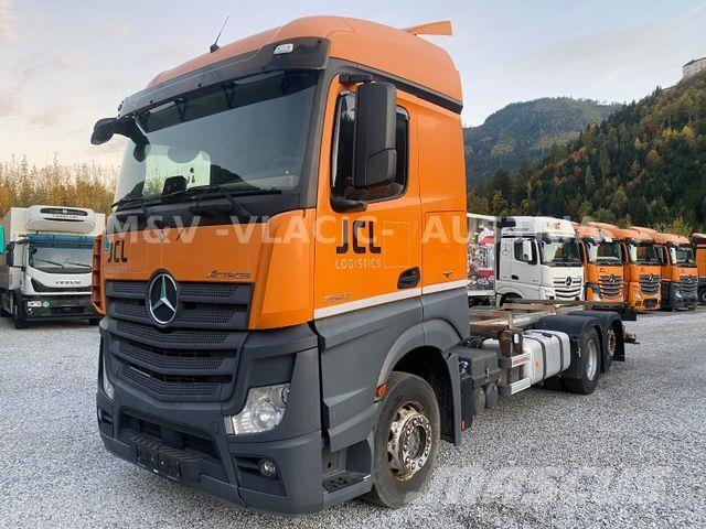 Mercedes-Benz 2542 Camiones con chasís y cabina