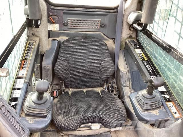 John Deere 318D Otros