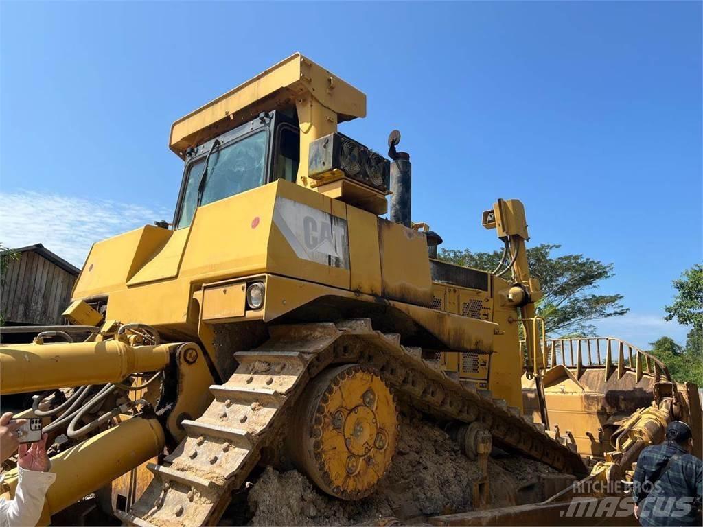 CAT D10T Buldozer sobre oruga