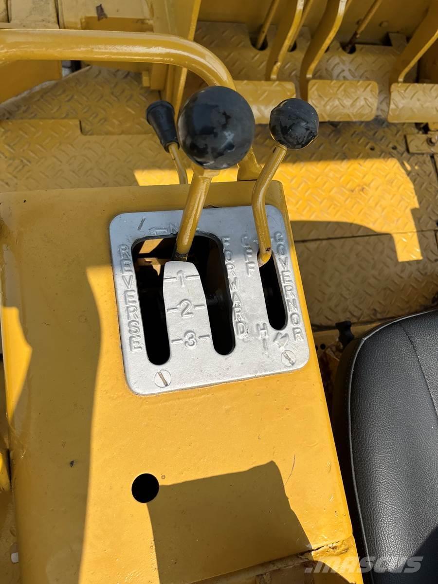 CAT D3B Buldozer sobre oruga