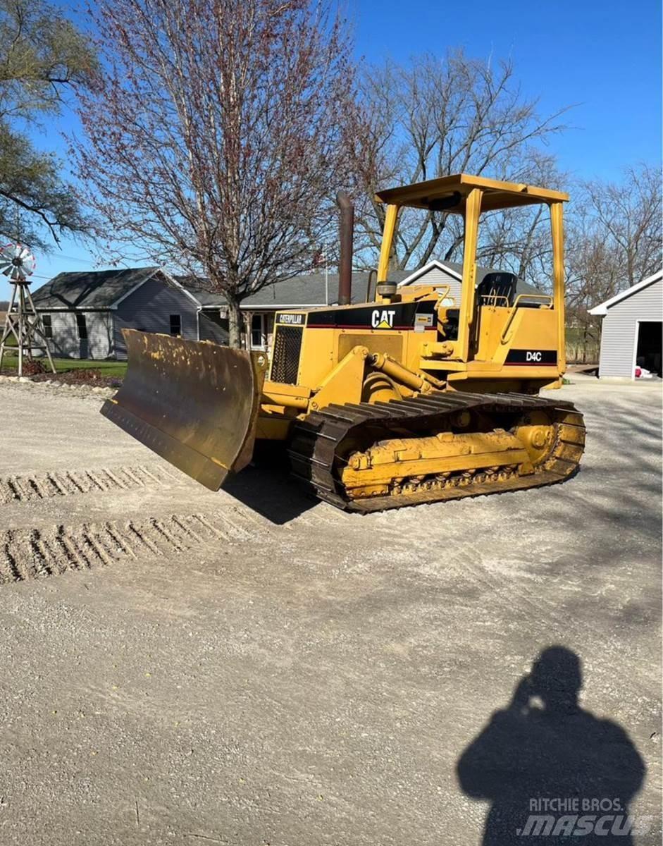 CAT D4C Buldozer sobre oruga