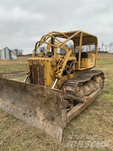 CAT D4D Buldozer sobre oruga