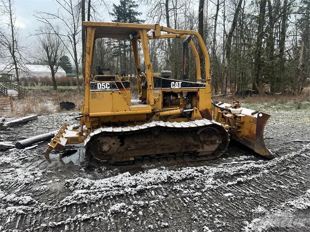 CAT D5C Buldozer sobre oruga