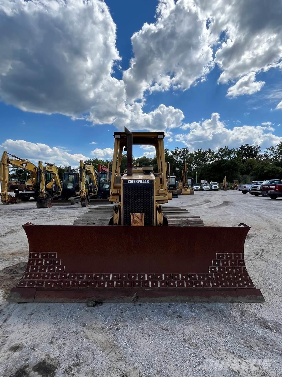 CAT D5C Buldozer sobre oruga