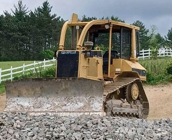 CAT D5M Buldozer sobre oruga