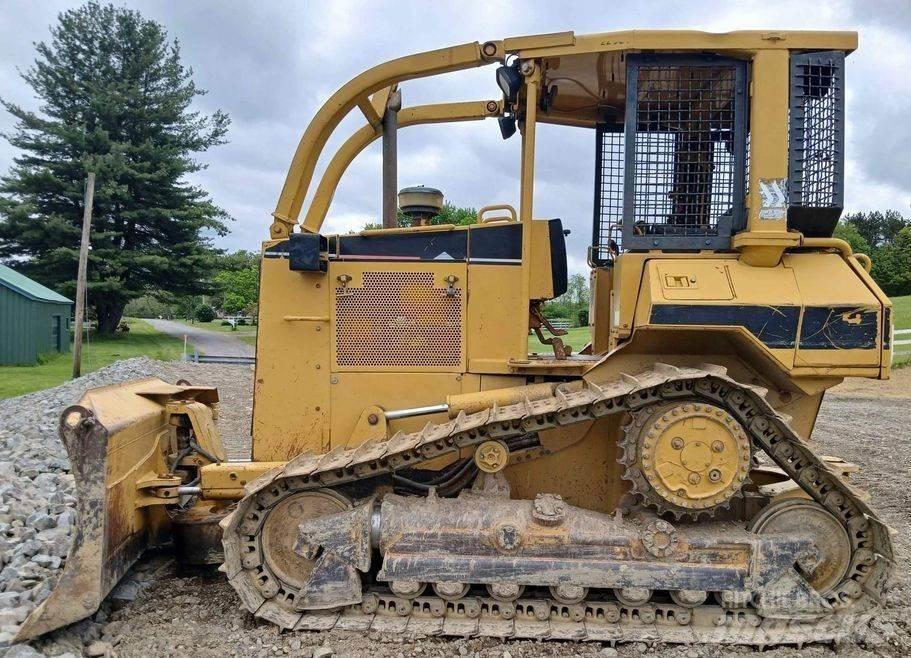 CAT D5M Buldozer sobre oruga