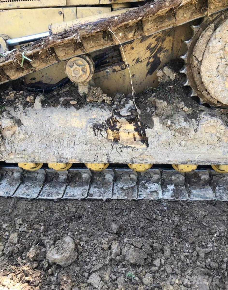 CAT D5M Buldozer sobre oruga