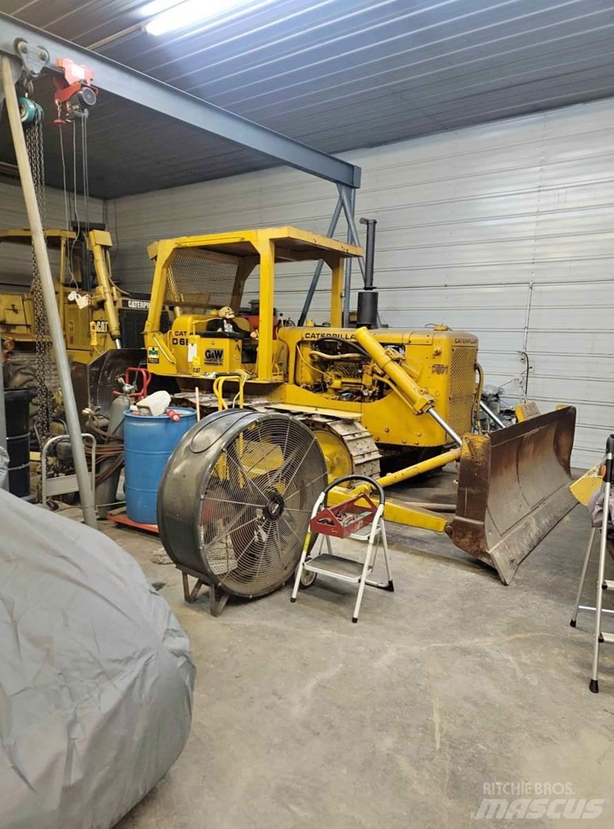 CAT D6B Buldozer sobre oruga