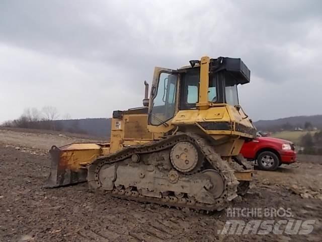 CAT D6M Buldozer sobre oruga