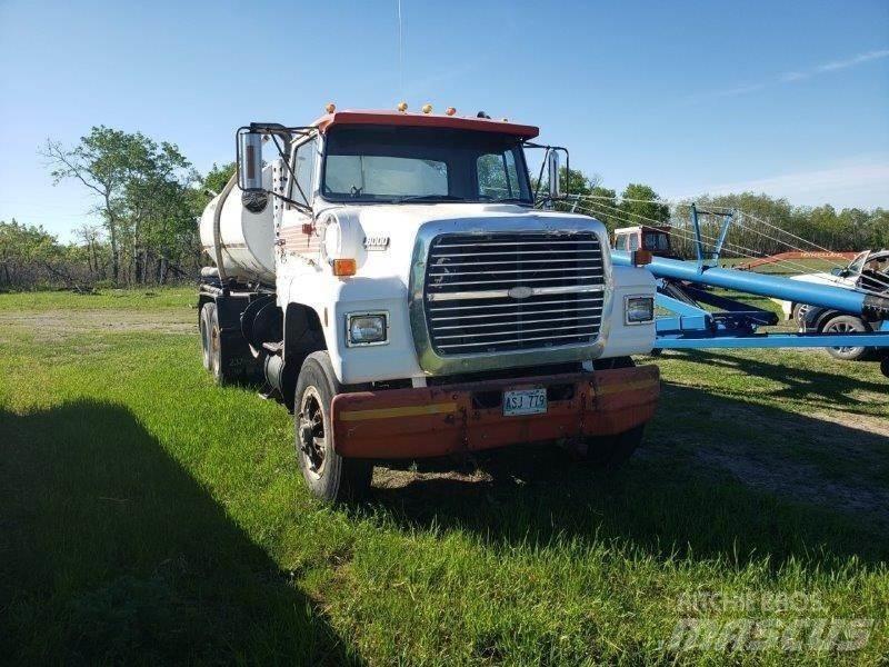 Ford L8000 Camiones cisternas