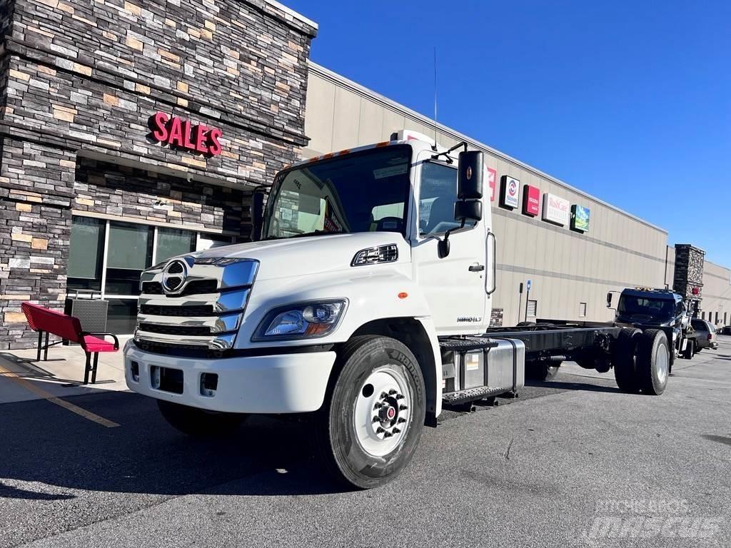 Hino L7 Camiones con chasís y cabina