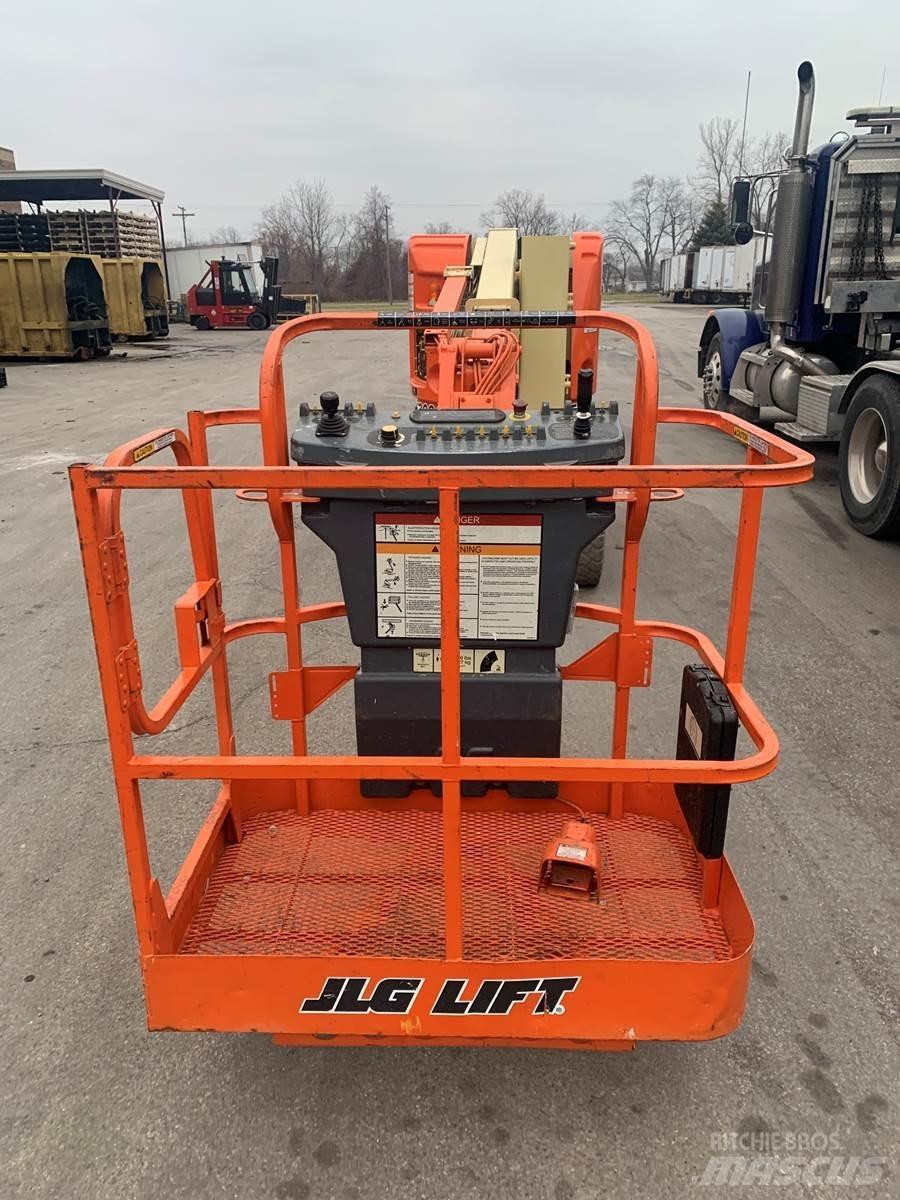 JLG E300AJ Plataformas con jaula de elevación