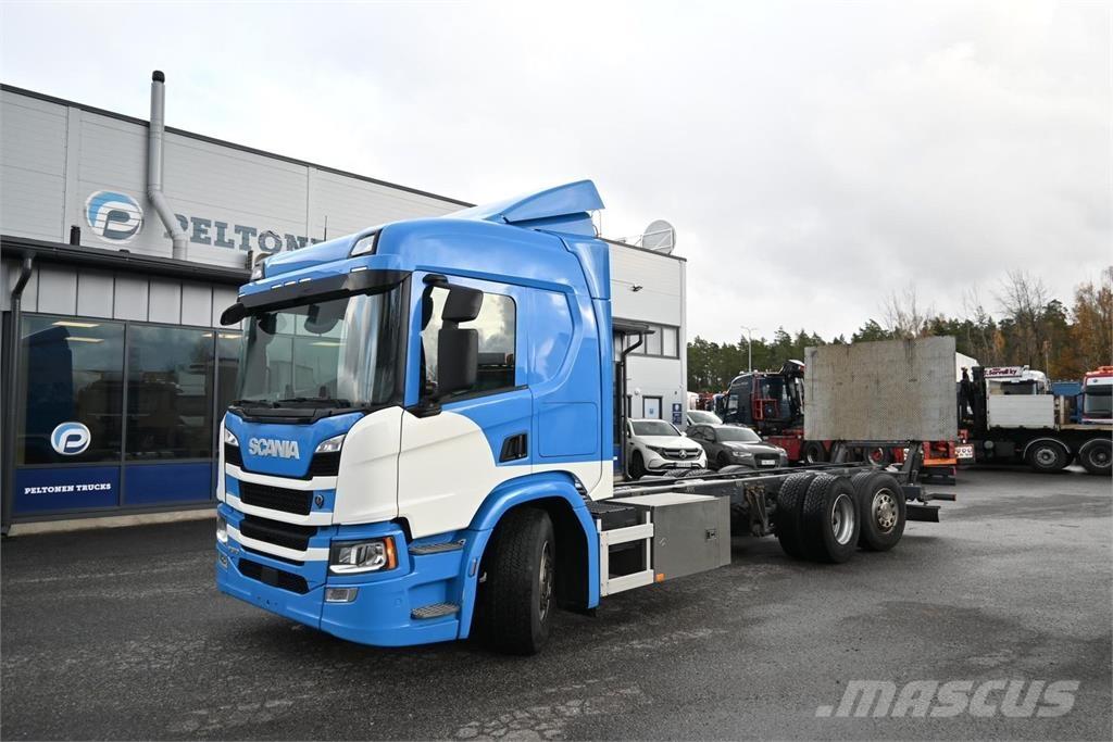 Scania P370 6x2*4 Camiones con chasís y cabina
