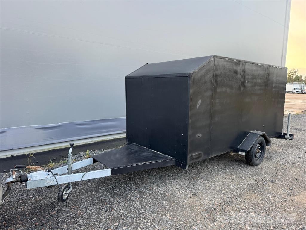  Umpiperäkärry Remolques livianos