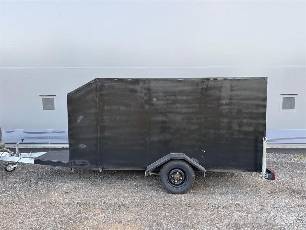  Umpiperäkärry Remolques livianos