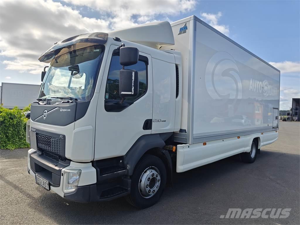 Volvo FL250 Camiones con caja de remolque
