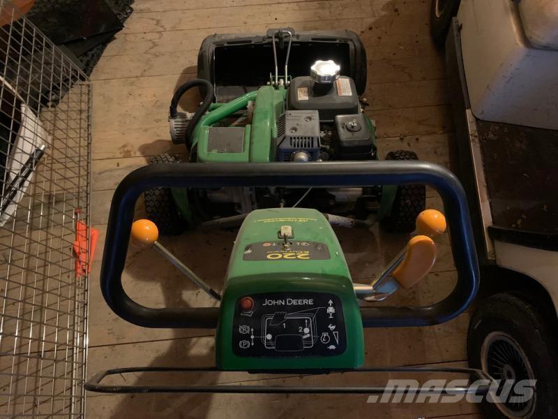 John Deere 220 Tractores corta-césped