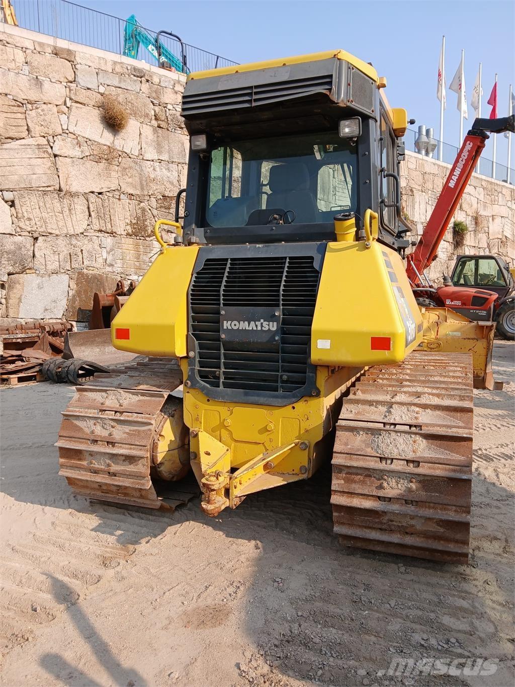 Komatsu D51PXI-22 Buldózers tiendetubos
