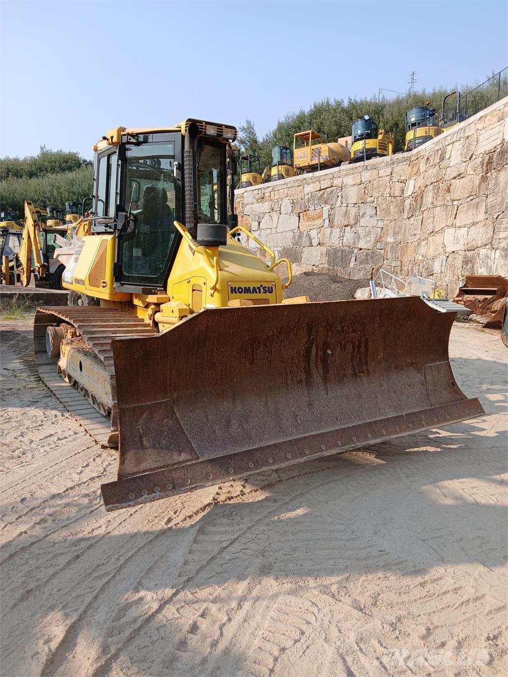 Komatsu D51PXI-22 Buldózers tiendetubos