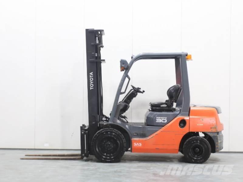 Toyota 02-8FDF30 Camiones diesel