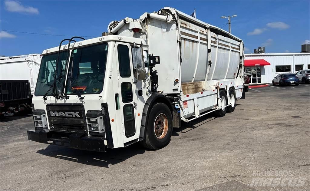 Mack LR613 Camiones con chasís y cabina