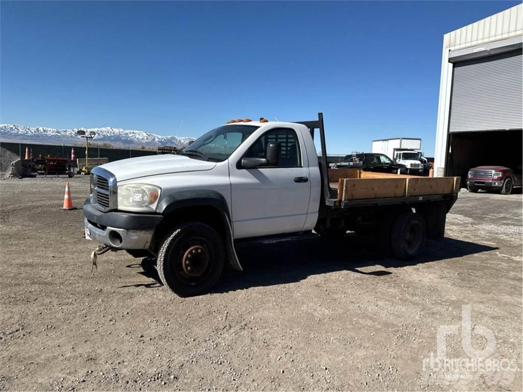 Dodge 5500 Camiones de cama baja