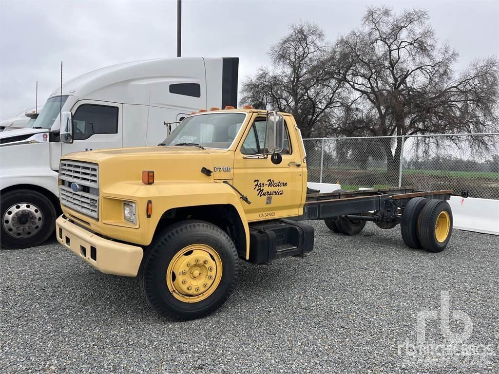 Ford F700 Camiones con chasís y cabina