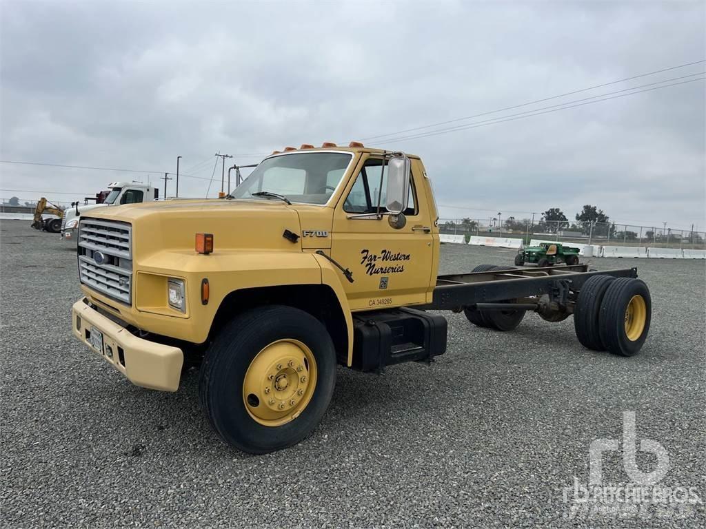 Ford F700 Camiones con chasís y cabina