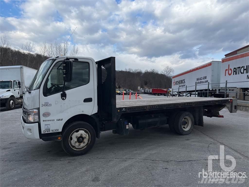 Hino 155 Camiones de cama baja