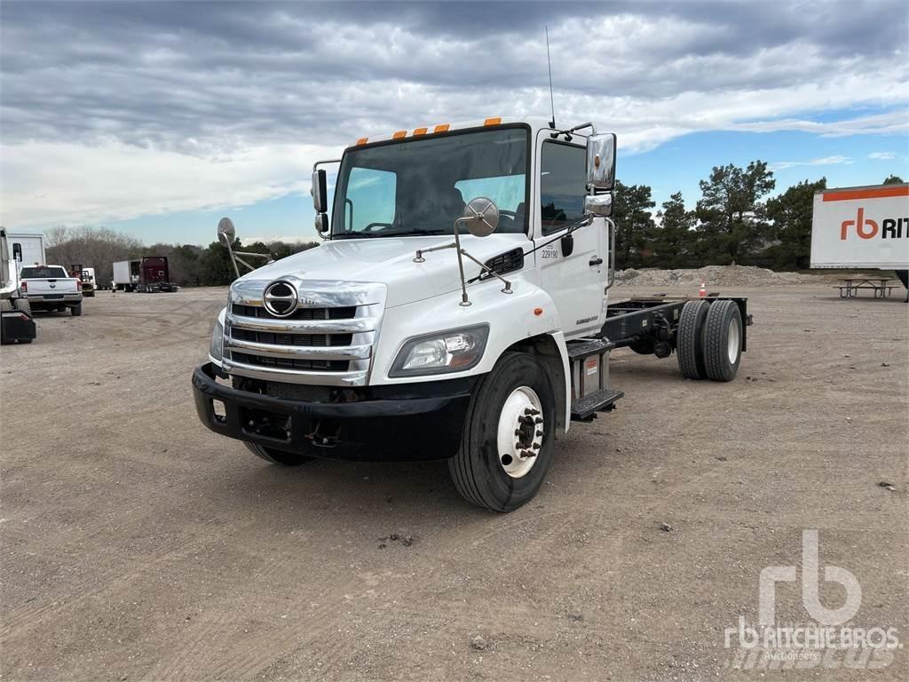 Hino 268 Camiones con chasís y cabina