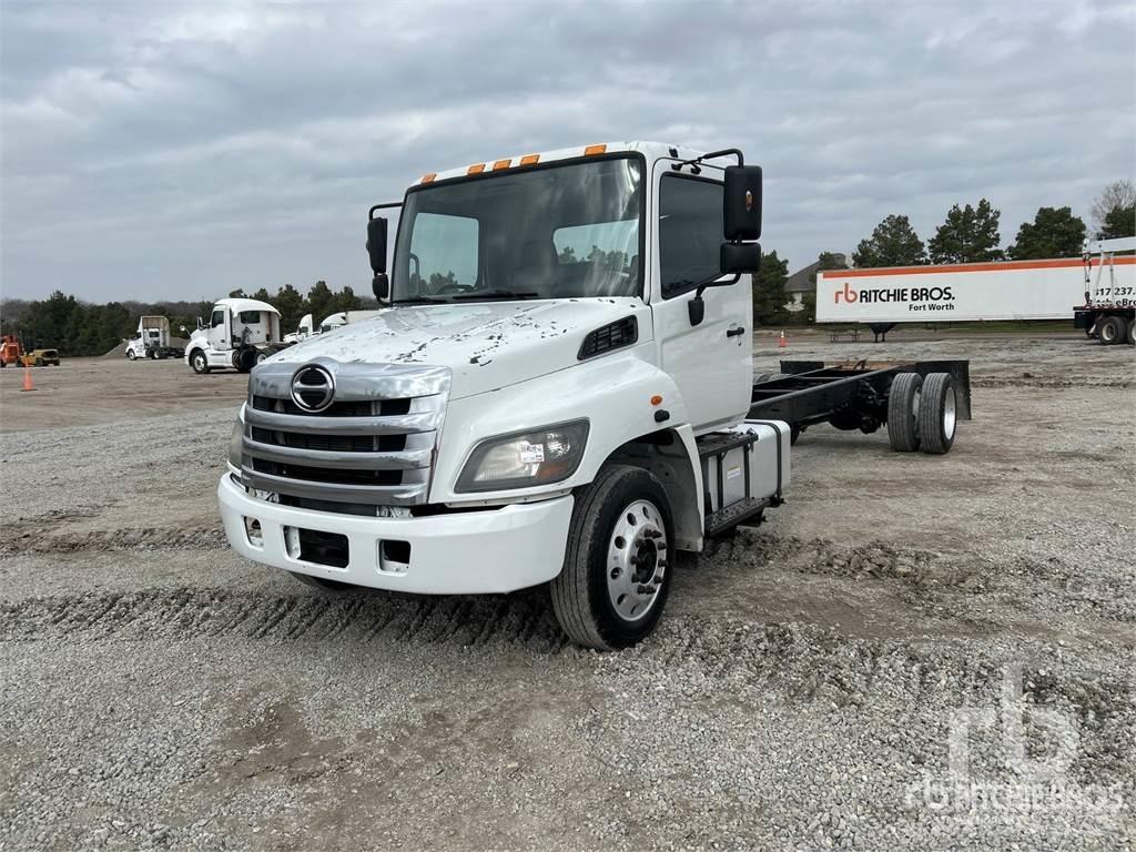 Hino 268 Camiones con chasís y cabina