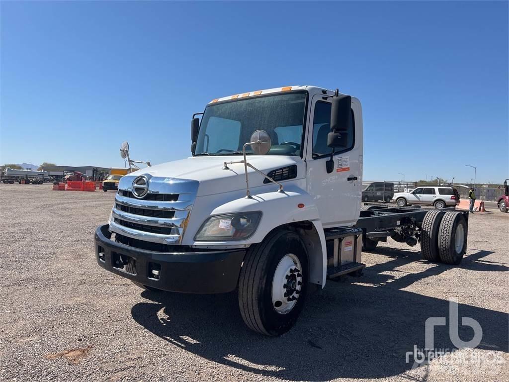 Hino 268 Camiones con chasís y cabina