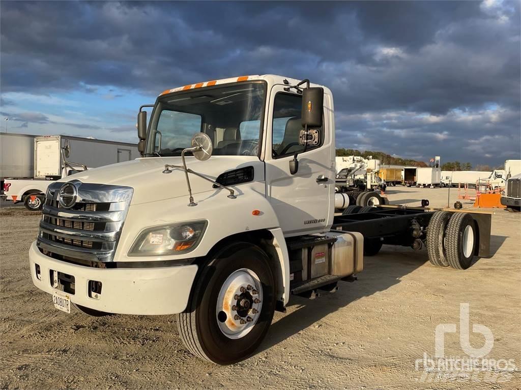 Hino 338 Camiones con chasís y cabina