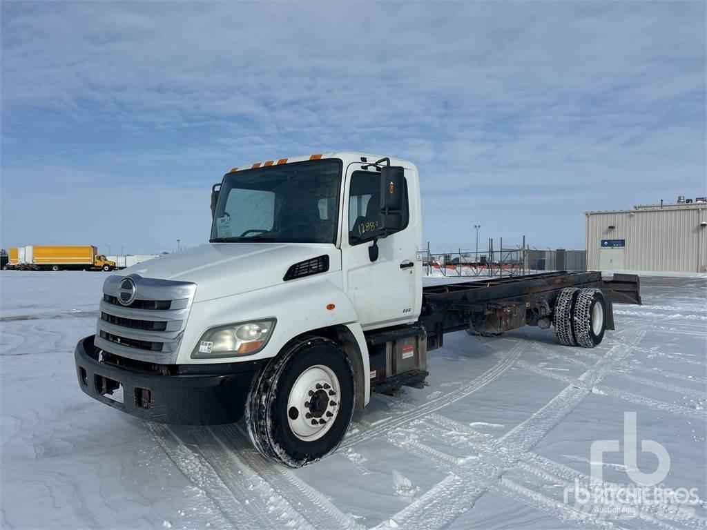 Hino 338 Camiones con chasís y cabina