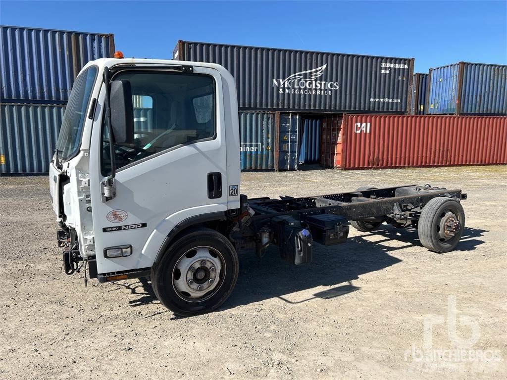 Isuzu NQRR Camiones con chasís y cabina