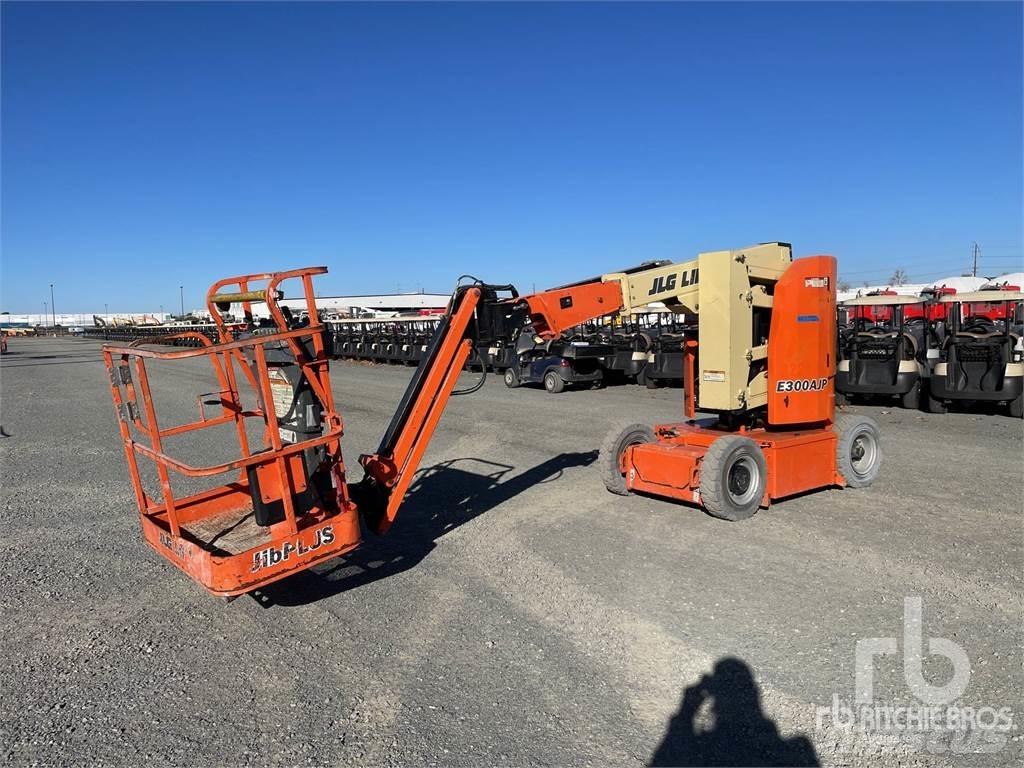 JLG E300AJP Plataformas con brazo de elevación manual